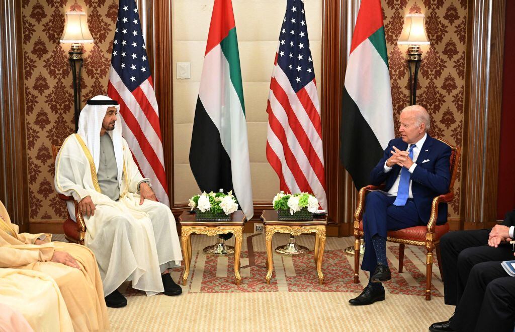 Joe Biden y Mohamed bin Zayed. (Photo by MANDEL NGAN / AFP) (Photo by MANDEL NGAN/AFP via Getty Images)