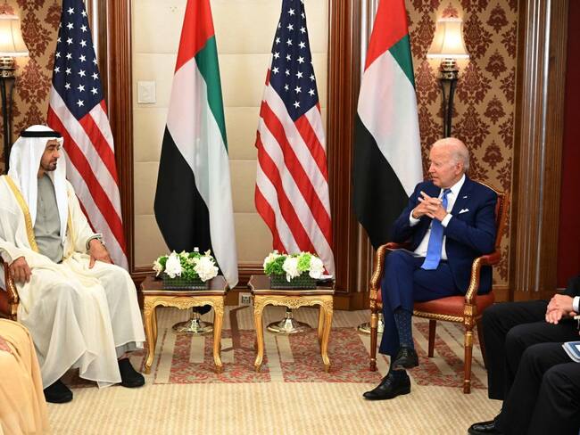 Joe Biden y Mohamed bin Zayed. (Photo by MANDEL NGAN / AFP) (Photo by MANDEL NGAN/AFP via Getty Images)