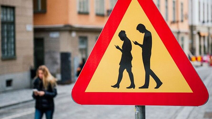 En Estocolmo, una señal que le advierte a los demás que hay smombies Foto: Gettey / BBC Mundo