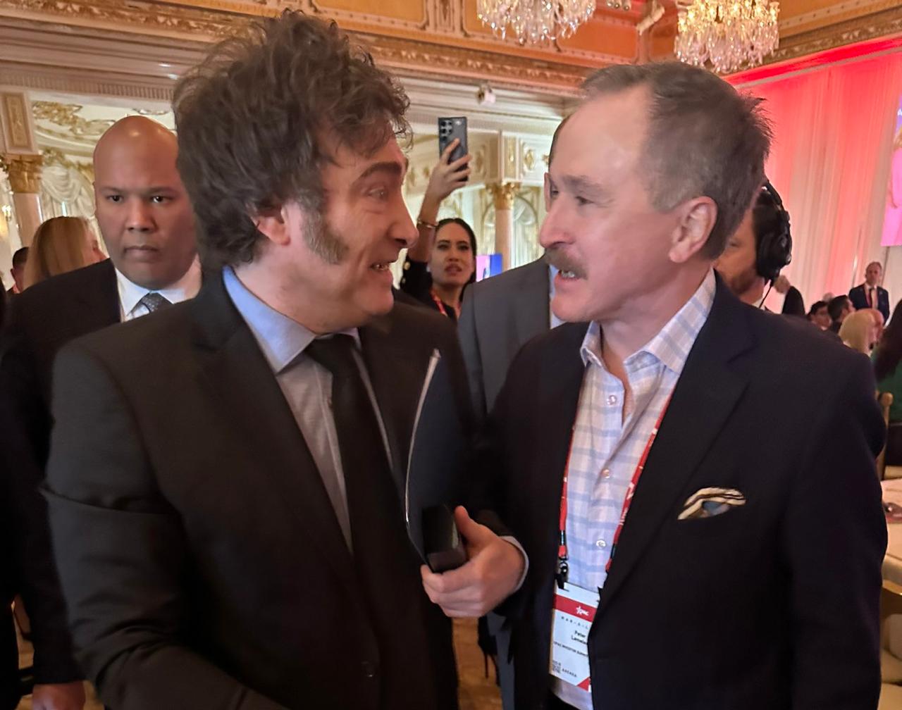 Peter Lamelas y Javier Milei. Foto: @pldocmd vía Getty Images. 