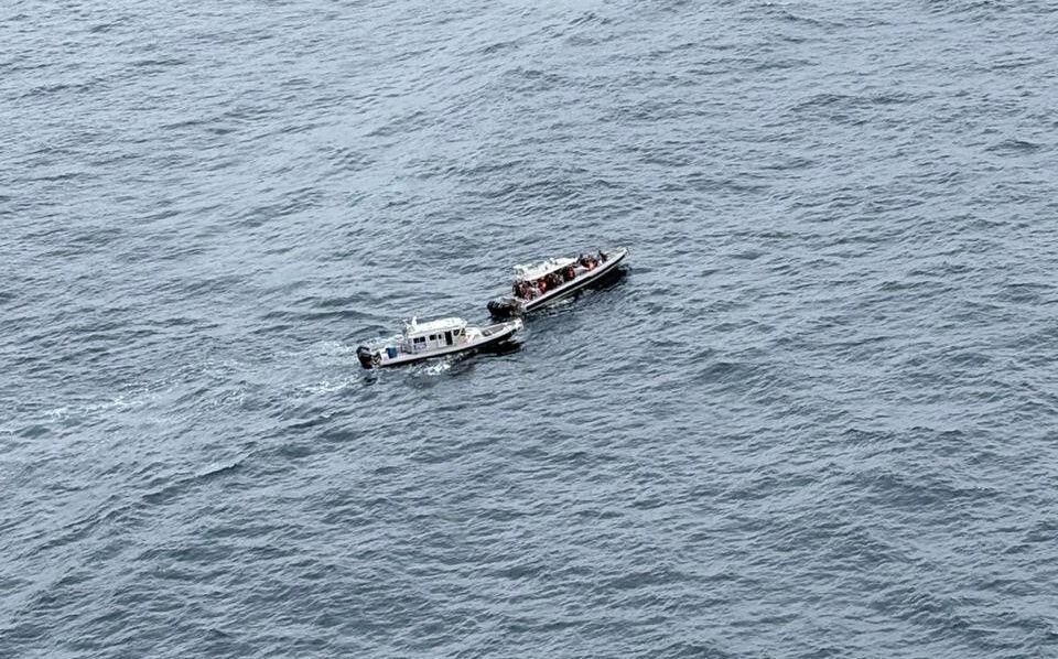 Hasta el momento han sido rescatadas 38 personas con vida y se recuperaron dos cuerpos. Foto: Armada.