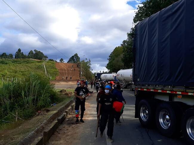 El bloqueo se mantiene en el sector de Quebrada Grande por los indígenas del ‘Movimiento Los Sin Tierra, Nietos del Quintín Lame’. Crédito: Red de Apoyo Cauca.