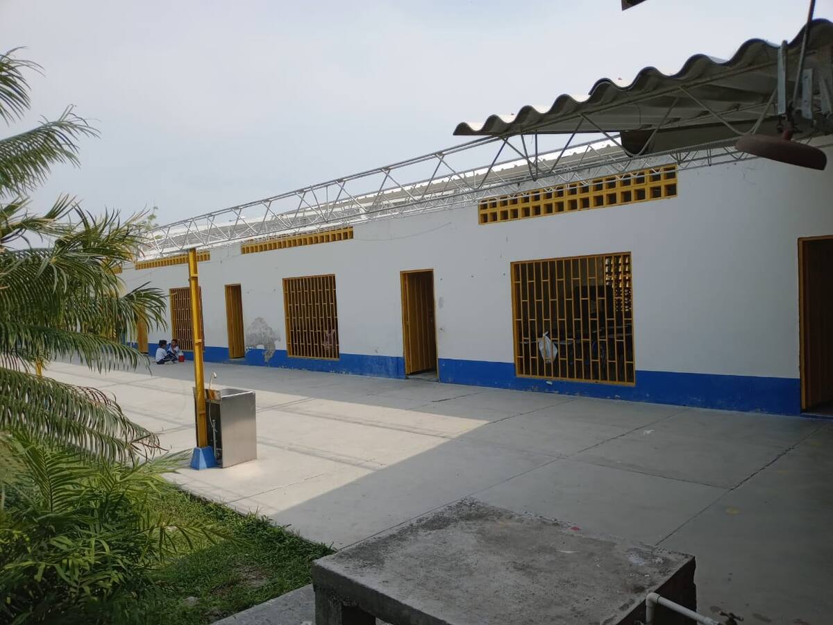 Niños de La Dorada reciben sus clases al aire libre y soportando altas temperaturas.