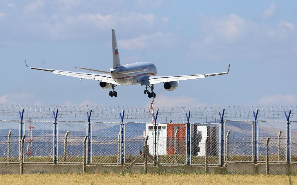 Avión ruso que transporta el intercambio de prisioneros entre Rusia y Estados Unidos. Foto: CAGLAR/AFP via Getty Images