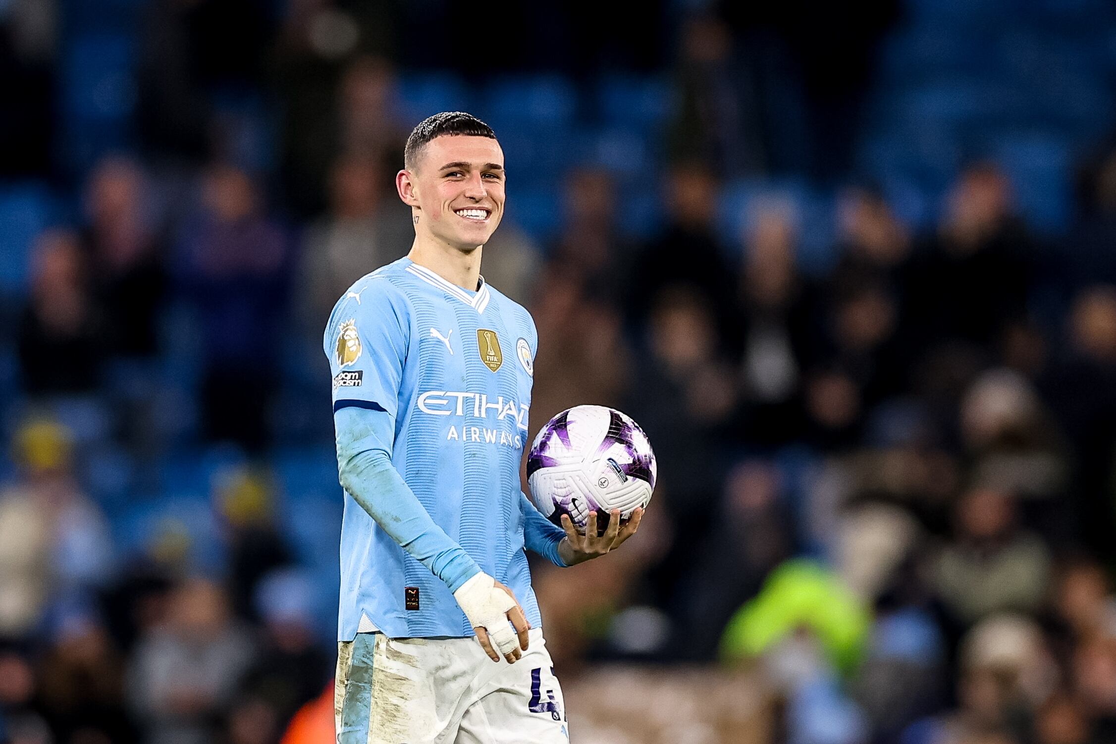 Manchester (United Kingdom), 03/04/2024.- Phil Foden of Manchester City celebrates after winning the English Premier League match between Manchester City and Aston Villa in Manchester, Britain, 03 April 2024. (Reino Unido) EFE/EPA/ADAM VAUGHAN EDITORIAL USE ONLY. No use with unauthorized audio, video, data, fixture lists, club/league logos, 'live' services or NFTs. Online in-match use limited to 120 images, no video emulation. No use in betting, games or single club/league/player publications.
