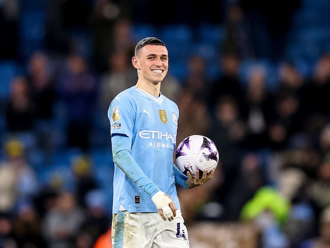 Manchester (United Kingdom), 03/04/2024.- Phil Foden of Manchester City celebrates after winning the English Premier League match between Manchester City and Aston Villa in Manchester, Britain, 03 April 2024. (Reino Unido) EFE/EPA/ADAM VAUGHAN EDITORIAL USE ONLY. No use with unauthorized audio, video, data, fixture lists, club/league logos, &#039;live&#039; services or NFTs. Online in-match use limited to 120 images, no video emulation. No use in betting, games or single club/league/player publications.
