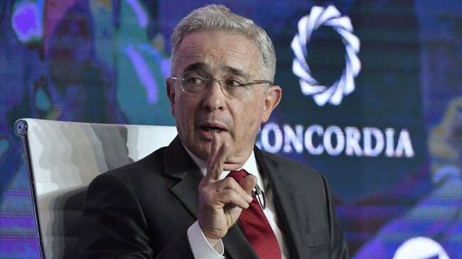 Uribe afirma que hay que "hablarle duro al socialismo" para superar la pobreza. Foto: Getty Images