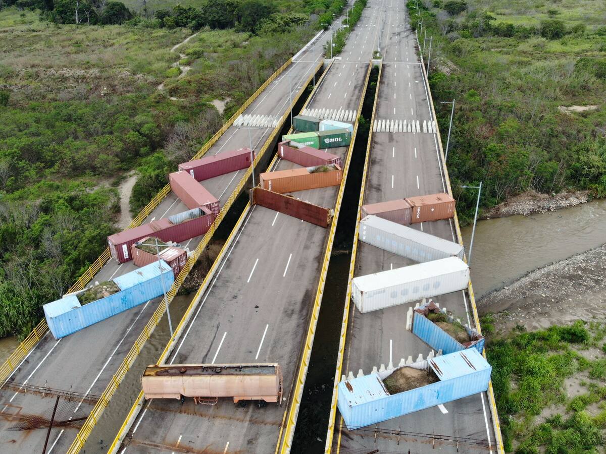 Venezuela comenzó a retirar los contenedores del puente Tienditas