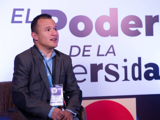 El sueño de Leonardo es continuar estudiando contabilidad y administración, las dos pasiones que encontró desde que se vinculó con Latir Colombia gracias al apoyo de Compensar. | Foto: W Radio