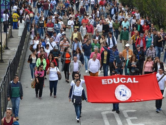 Maestros marchando en Caldas. Foto: Adrián Rodríguez