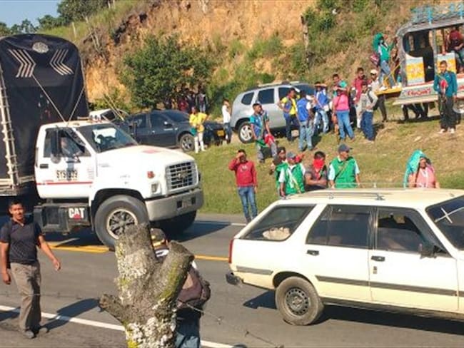 Comunidades indígenas bloquean la vía Panamericana en Piendamó, Cauca. Foto: Cortesía Policía Nacional