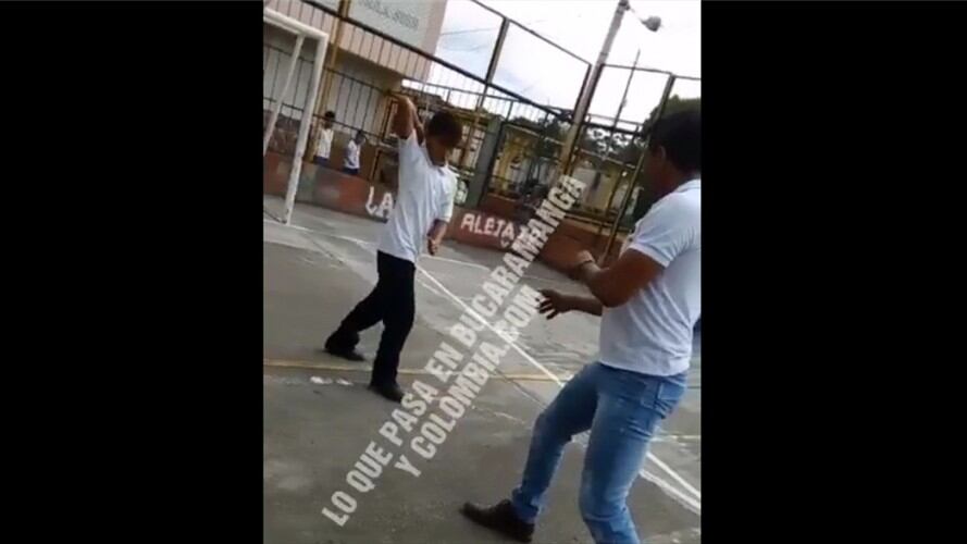 Fuerte enfrentamiento se registra entre un alumno y docente en un colegio de Bucaramanga.. Foto:suministrada del video.