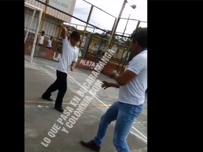 Fuerte enfrentamiento se registra entre un alumno y docente en un colegio de Bucaramanga.. Foto:suministrada del video.