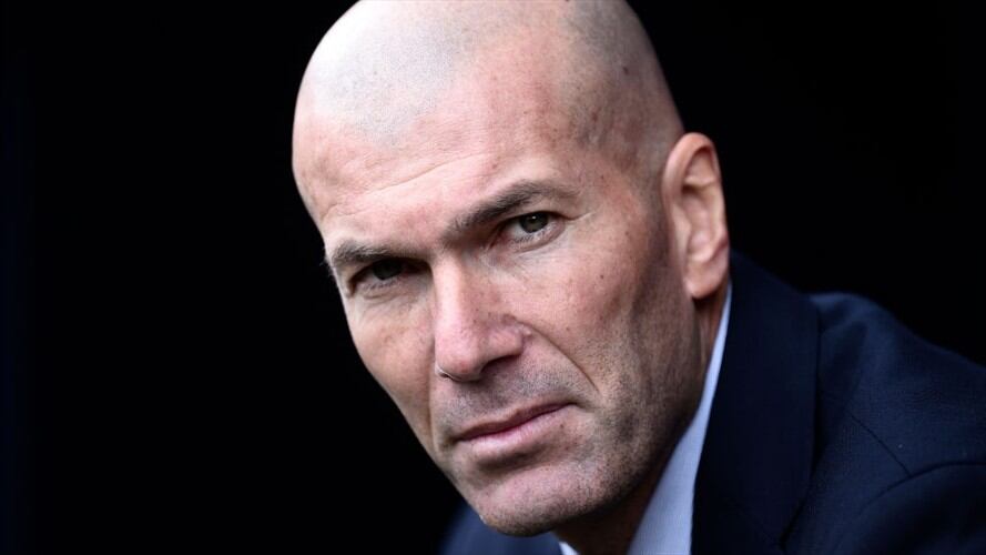 Hombre le pide foto a Zidane después de que este estrellara su auto. Foto: Getty Images