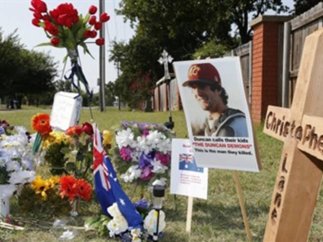 Una cruz rodeada de flores marca el lugar donde murió Christopher Lane. Foto: BBC Mundo
