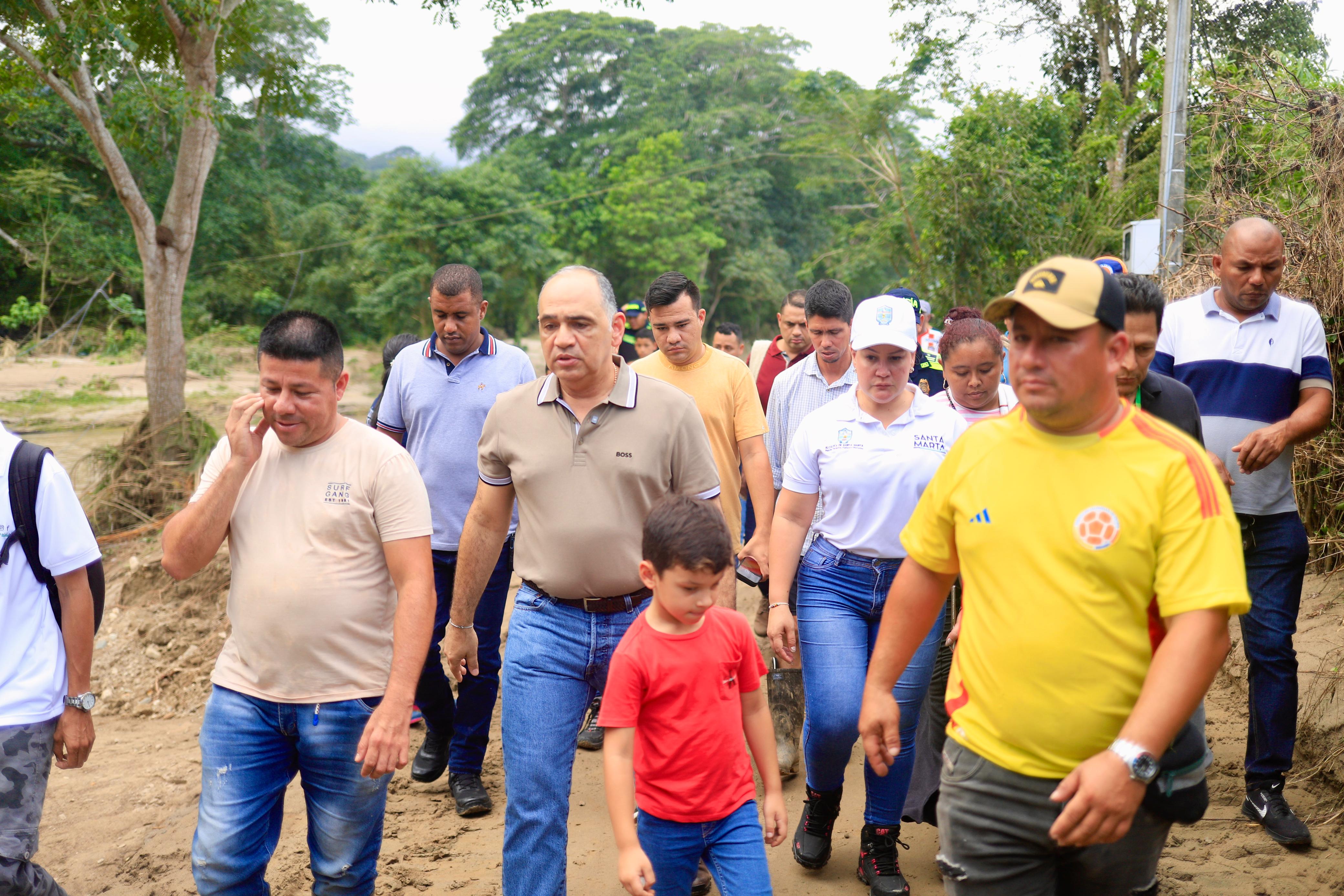 Alcalde Carlos Pinedo, recorriendo los barrios afectados por las inundaciones.