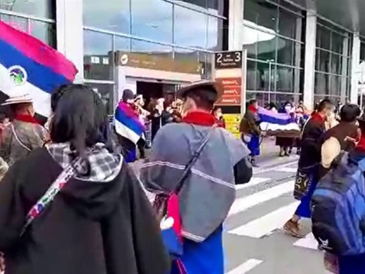 Indígenas Misak protestan en el Aeropuerto El Dorado de Bogotá