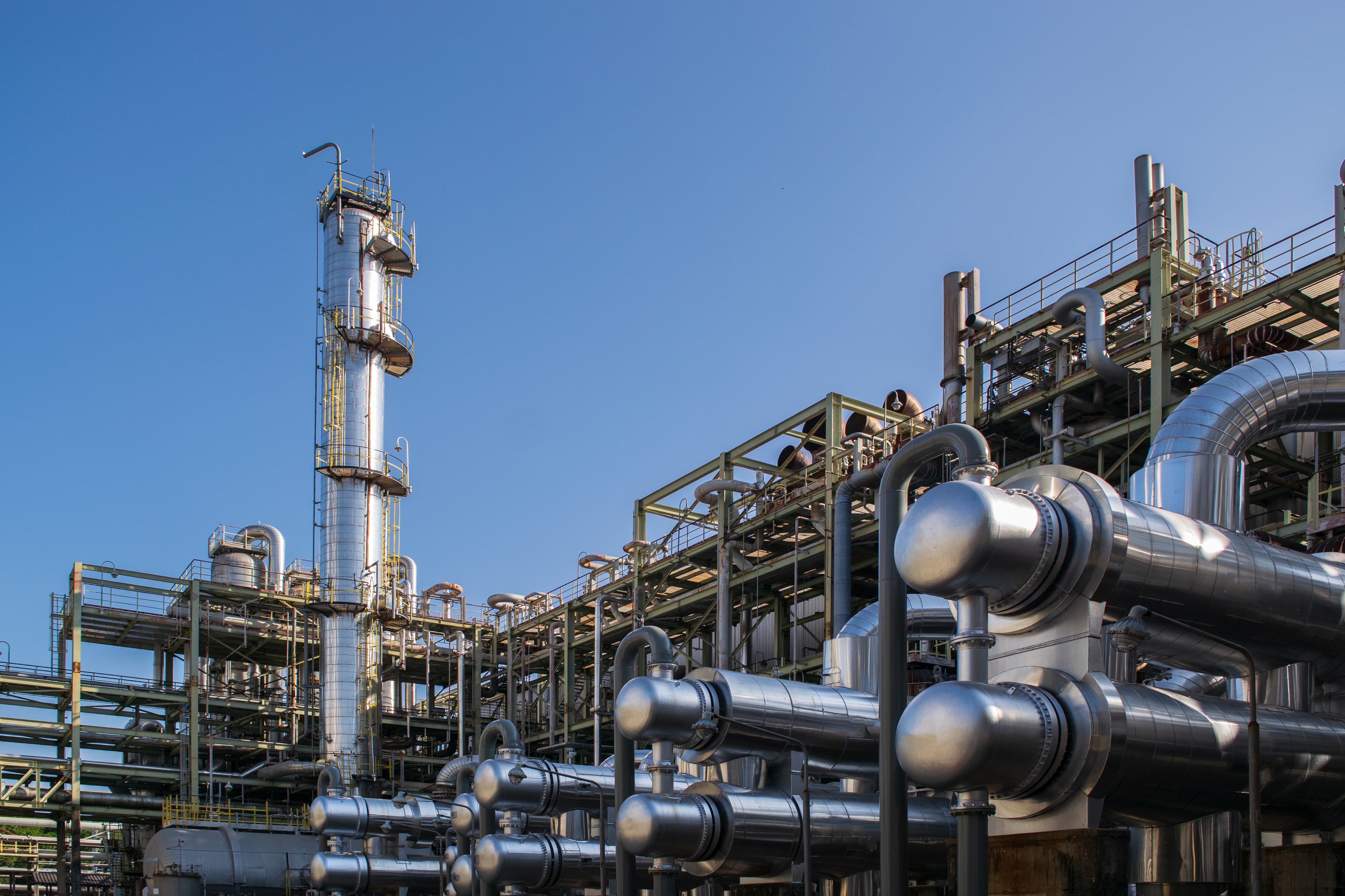 Imagen de referencia de una refinería de petróleo. Foto: Getty Images/Sarote Pruksachat