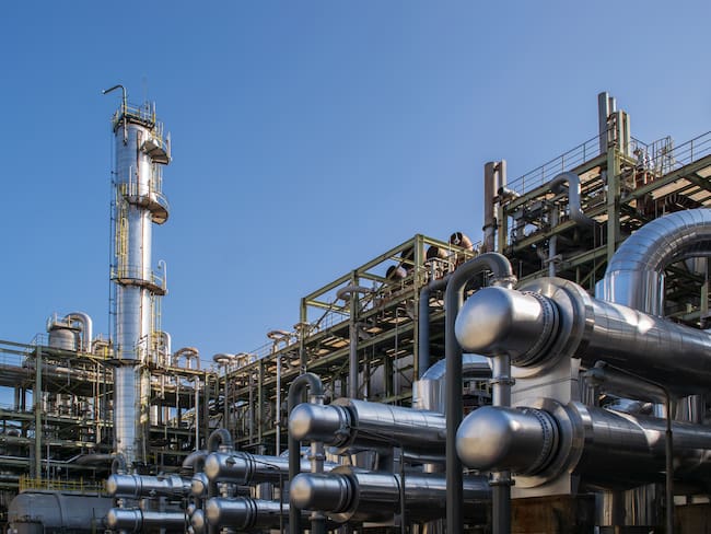 La AIE, más pesimista que la OPEP, reduce su previsión de la demanda de crudo