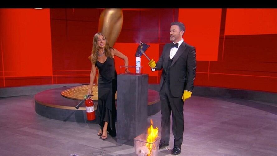 El momento del pequeño incendio en los Emmy. Foto: Getty Images.