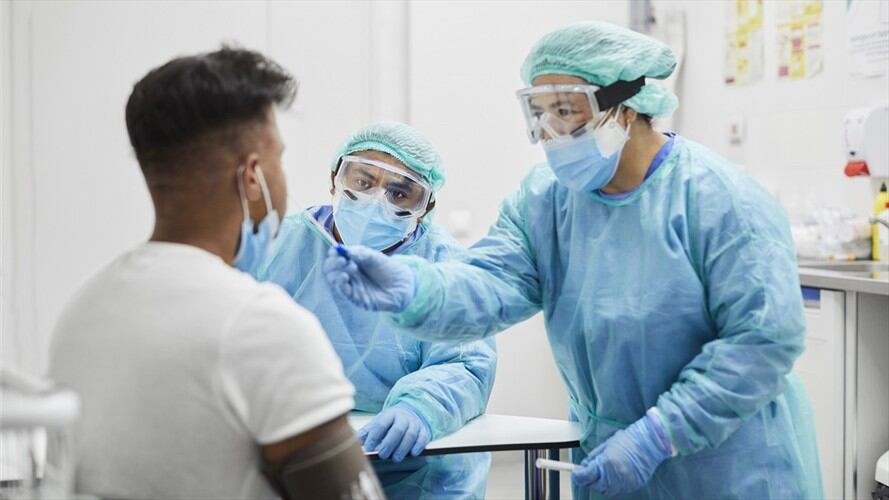 Imagen de referencia de toma de muestras de COVID-19. Foto: Getty Images / Morsa Images