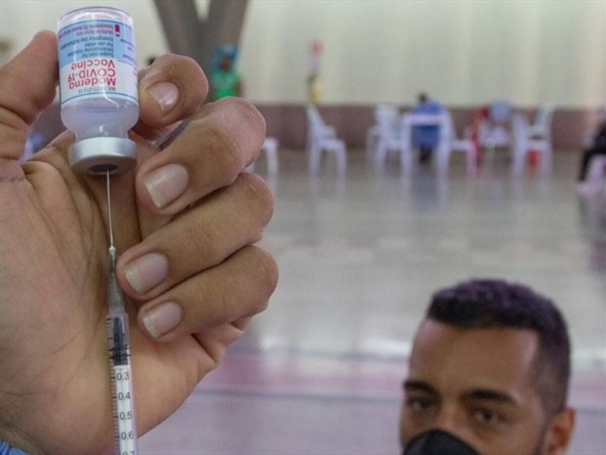 Vacunadores en Medellín denuncian problemas con sus pagos