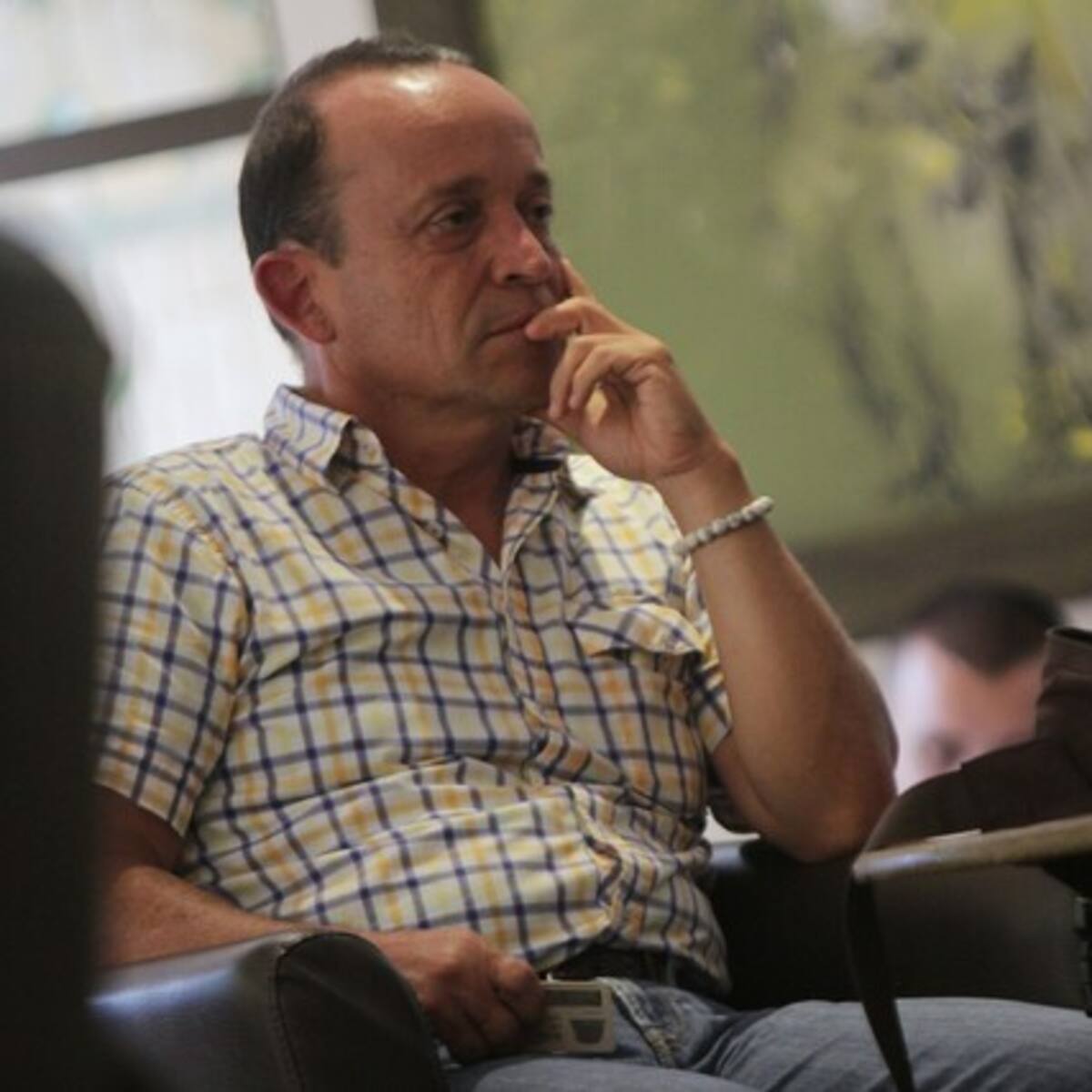 “¿Qué más pruebas necesita la justicia?”: víctima de paramilitares sobre Santiago Uribe