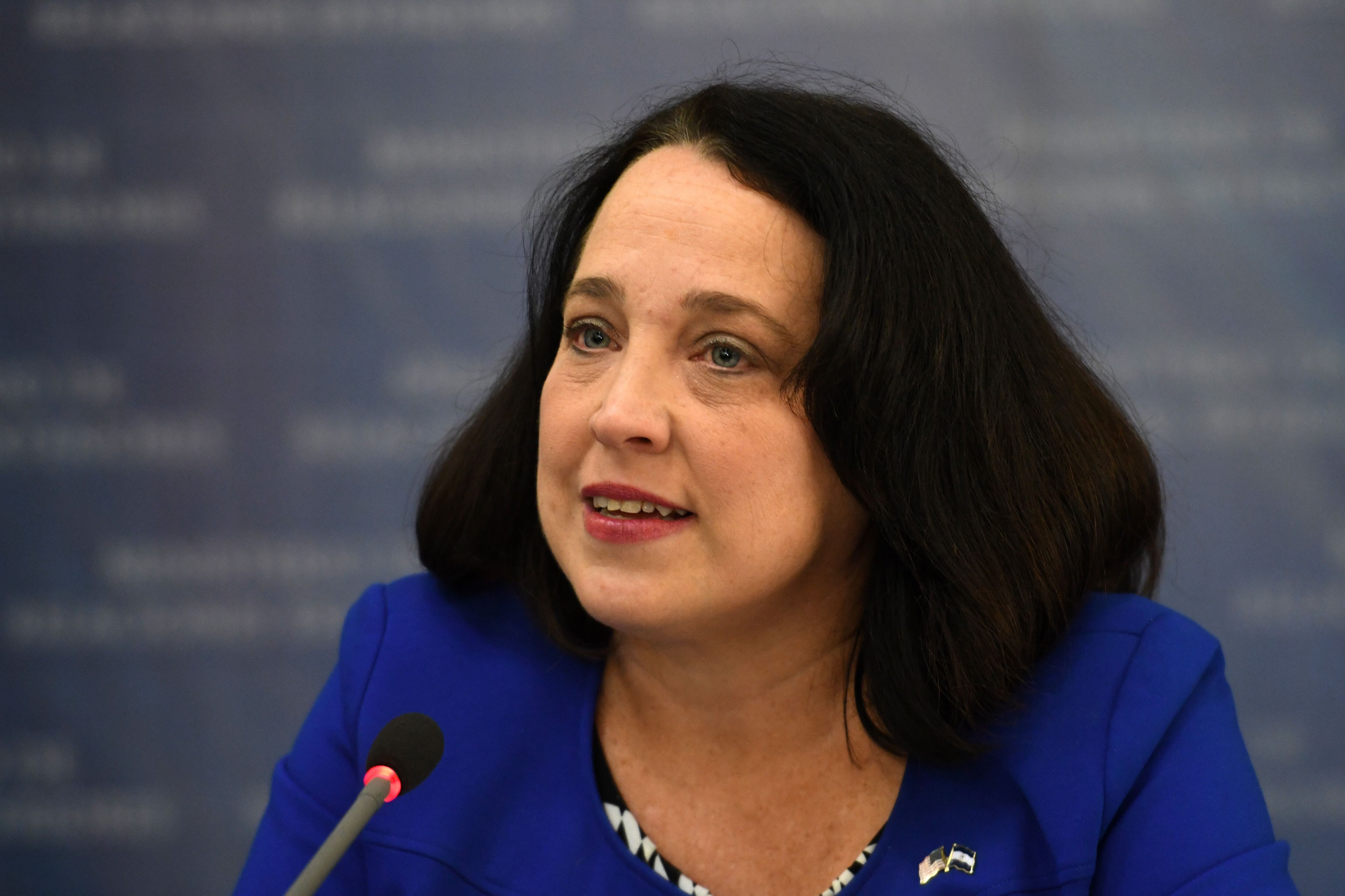 Jean Elizabeth Manes, habla durante una conferencia de prensa en la Cancillería de San Salvador. Foto de MARVIN RECINOS/AFP a través de Getty Images.