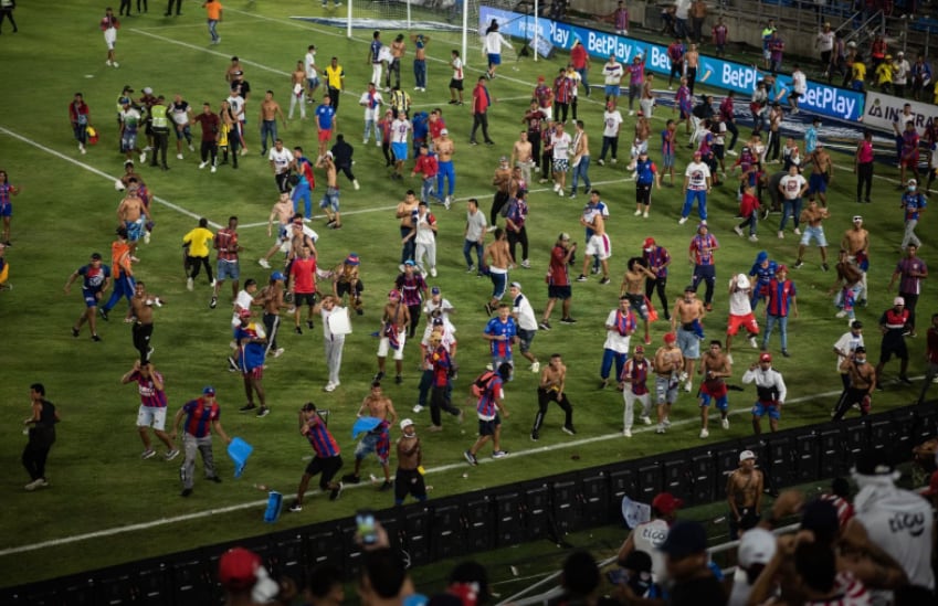 Violencia durante el partido entre el ‘ciclón’ y Junior por la fecha 17 de la Liga de fútbol profesional en el estadio Sierra Nevada de la ciudad de Santa Marta, que dejó una persona murió, otra resultó herida y tres más fueron detenidas. / FOto: Twitter @LPRojiblanca