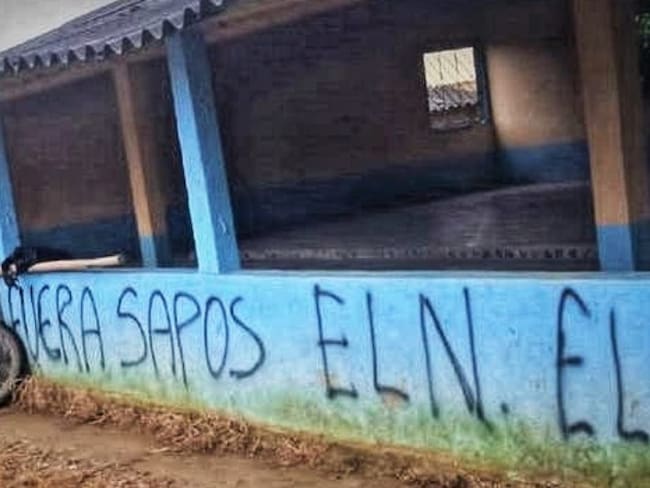 En los letreros pintados se amenaza a quienes señalan como colaboradores del ELN. Crédito: Red de Apoyo Cauca.