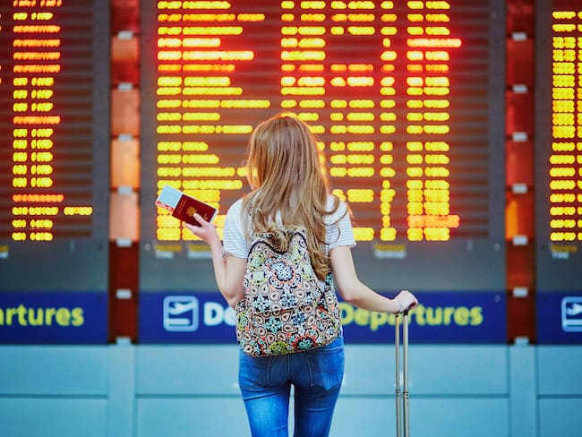 Estudiante con mochila en el aeropuerto internacional (Foto vía Getty Images)