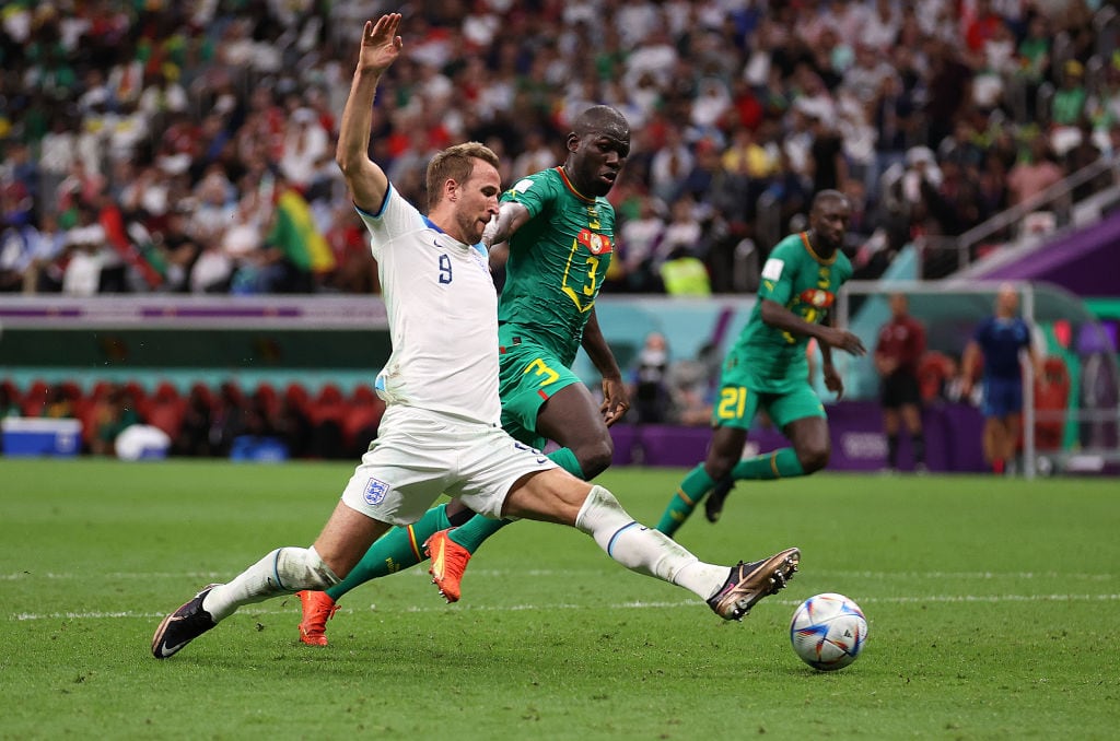 Harry Kane de Inglaterra y Kalidou Koulibaly de Senegal. Foto: Julian Finney / Getty Images