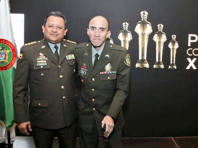 Director de la Policía general Jorge Nieto y &#039;Lucho&#039;. Foto: Twitter @PoliciaColombia