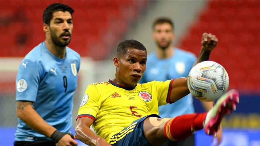 Delantero de Uruguay Luis Suárez y mediocampista colombiano Wilmar Barrios. Foto: Andressa Anholete/Getty Images