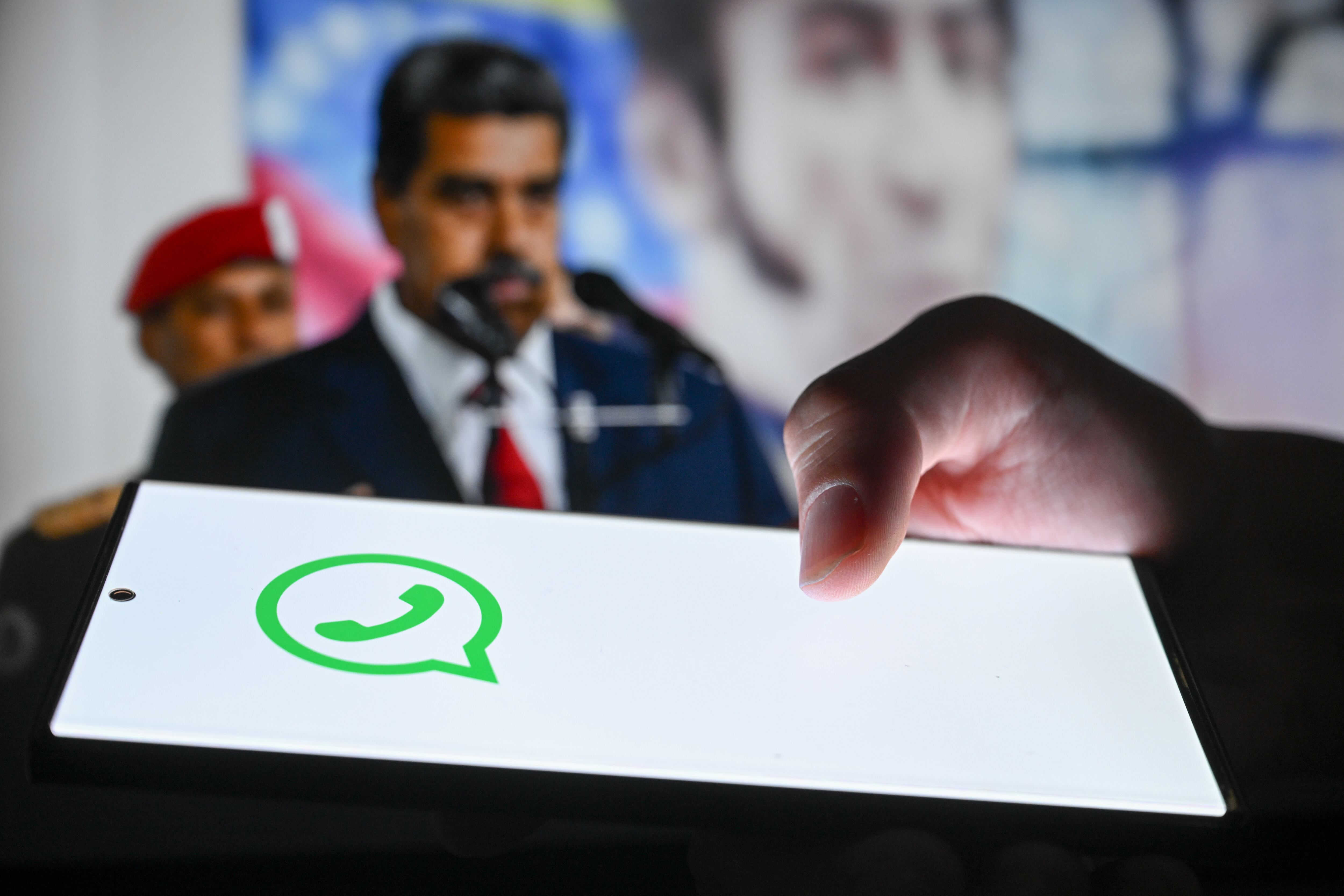 Foto ilustración de Nicolás Maduro con logo de Whatsapp foto: Harun Ozalp/Anadolu via Getty Images