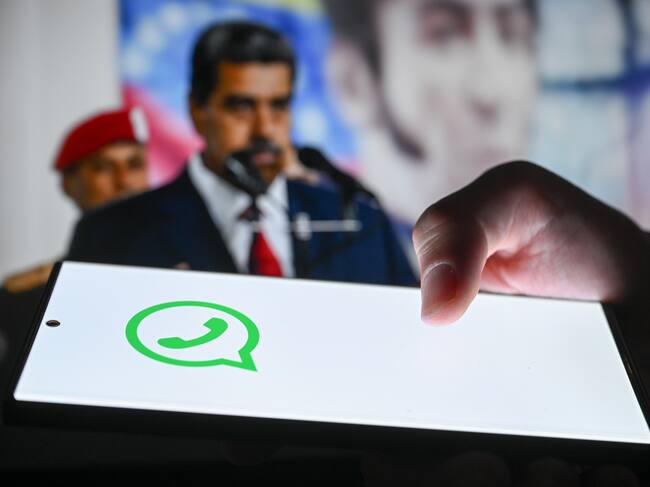 Foto ilustración de Nicolás Maduro con logo de Whatsapp foto: Harun Ozalp/Anadolu via Getty Images