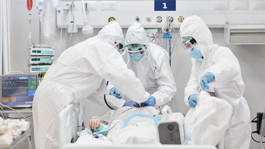 Imagen de referencia de una persona en UCI por COVID-19. Foto: Getty Images / Morsa Images