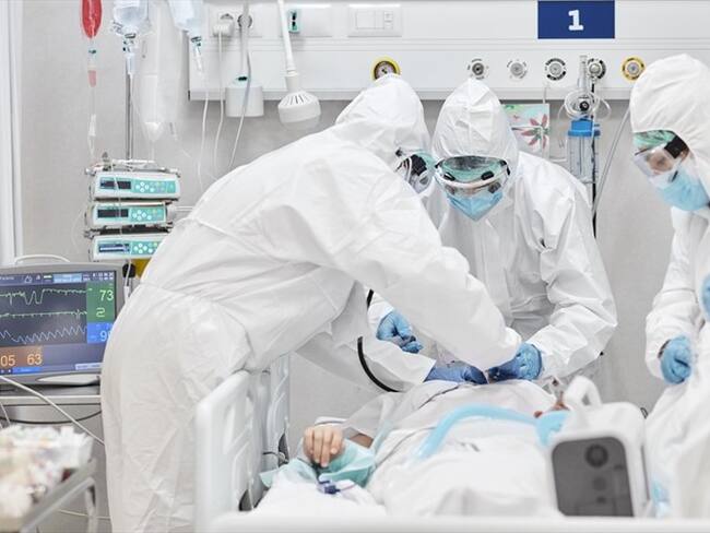 Imagen de referencia de una persona en UCI por COVID-19. Foto: Getty Images / Morsa Images