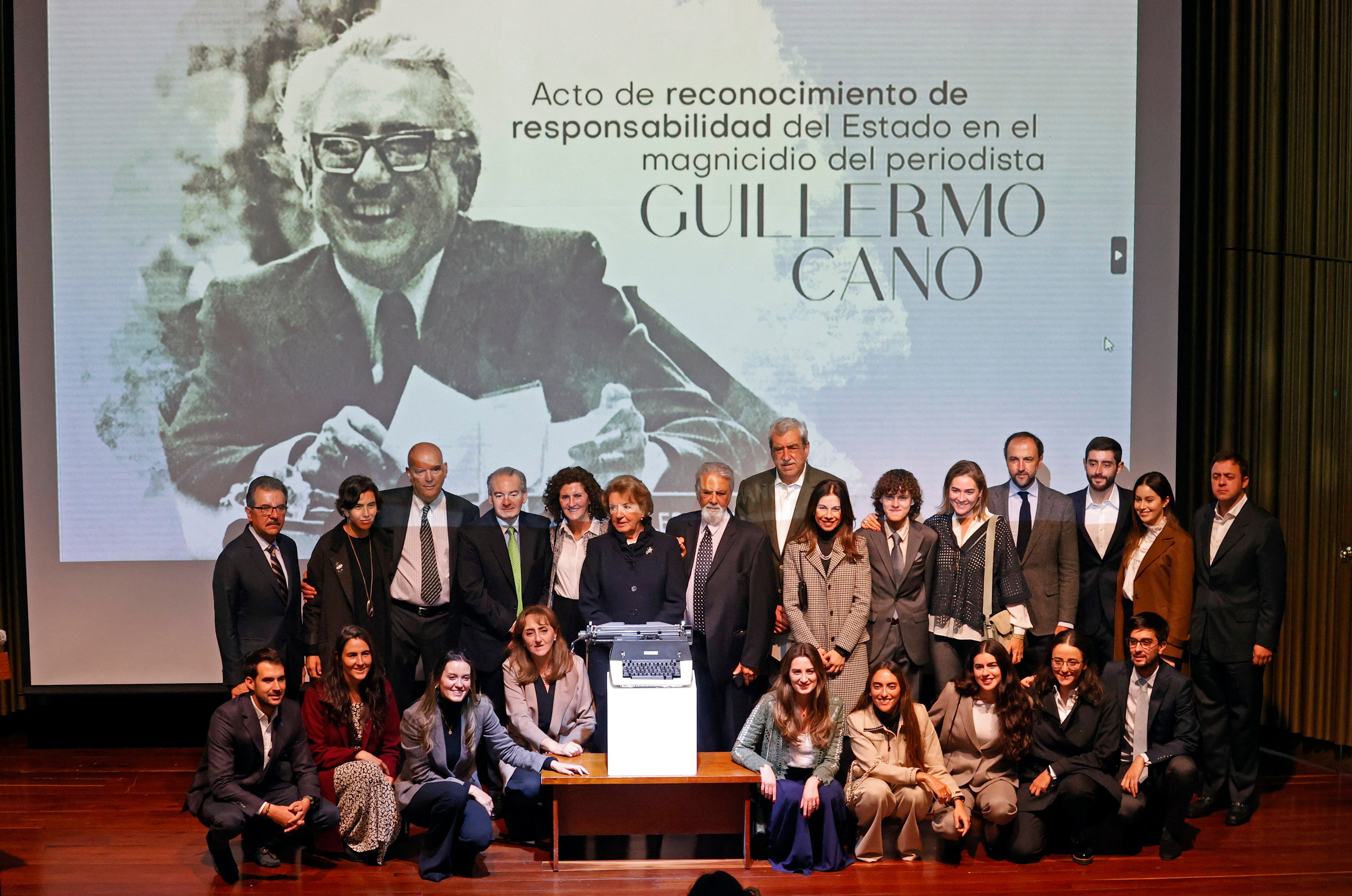 La familia del periodista y director del Diario El Espectador Guillermo Cano posan para una foto durante un acto de reconocimiento, hoy en Bogotá (Colombia). Casi 40 años después del asesinato del periodista Guillermo Cano. EFE/ Mauricio Dueñas Castañeda