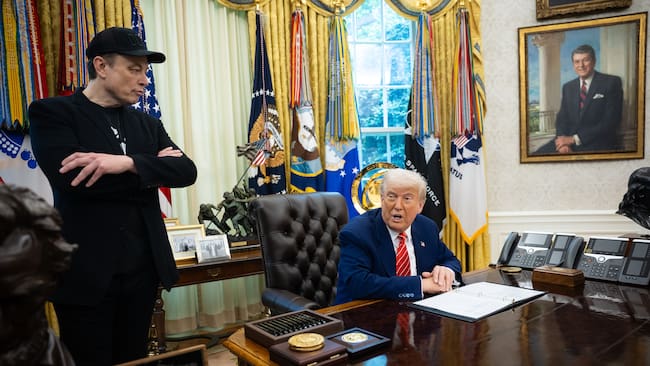 Washington (United States), 30/05/2025.- US President Donald Trump (R) and Elon Musk attend a press conference in the Oval Office at the White House in Washington, DC, USA, 30 May 2025. EFE/EPA/FRANCIS CHUNG / POOL