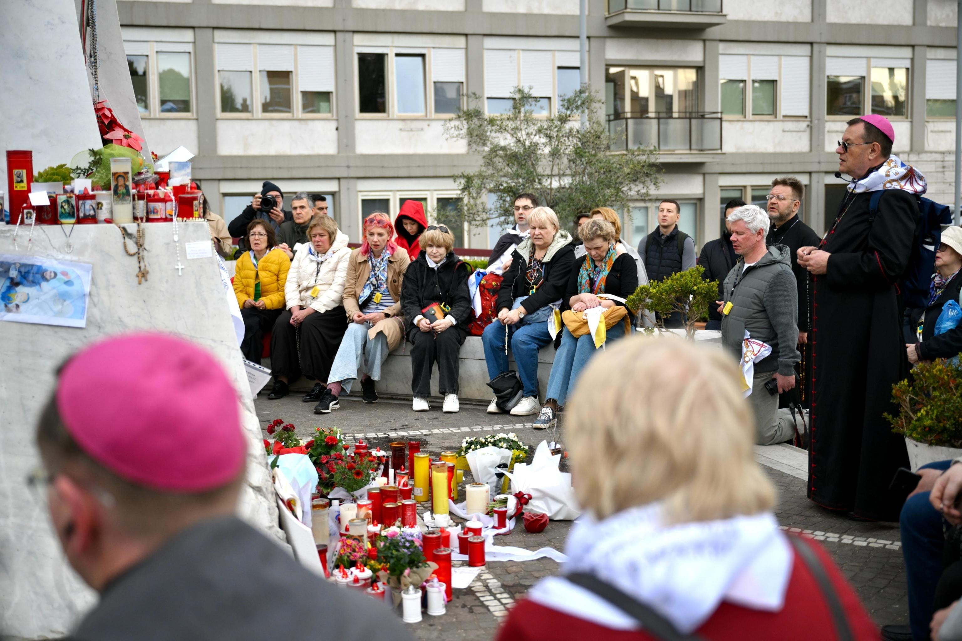 ROMA (Italia), 11/03/2025.- Un grupo de peregrinos rusos se reúne junto a la estatua de Juan Pablo II a la entrada del Hospital Gemelli, donde está hospitalizado el papa Francisco.