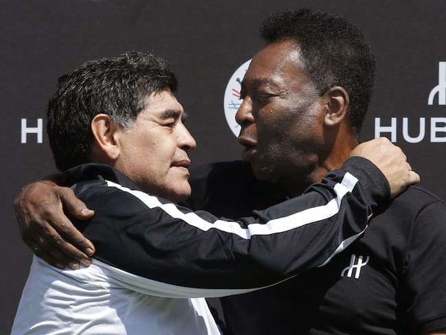Diego Maradona y Pelé durante un evento de publicidad en París en 2016 (Photo by PATRICK KOVARIK / AFP) (Photo by PATRICK KOVARIK/AFP via Getty Images)