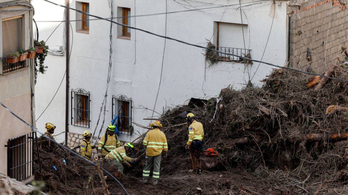 Unidades de rescate continúan búsqueda de desaparecidos en España tras las inundaciones