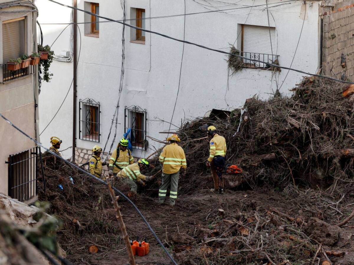 Unidades de rescate continúan búsqueda de desaparecidos en España tras las inundaciones