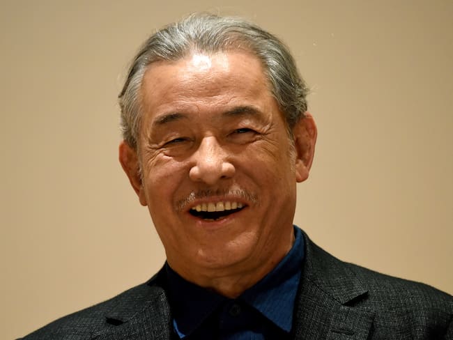 El diseñador japonés Issey Miyake participa en una conferencia de prensa para la exposición Miyake Issey en el Centro Nacional de Arte de Tokio. (Photo by TORU YAMANAKA/AFP via Getty Images)