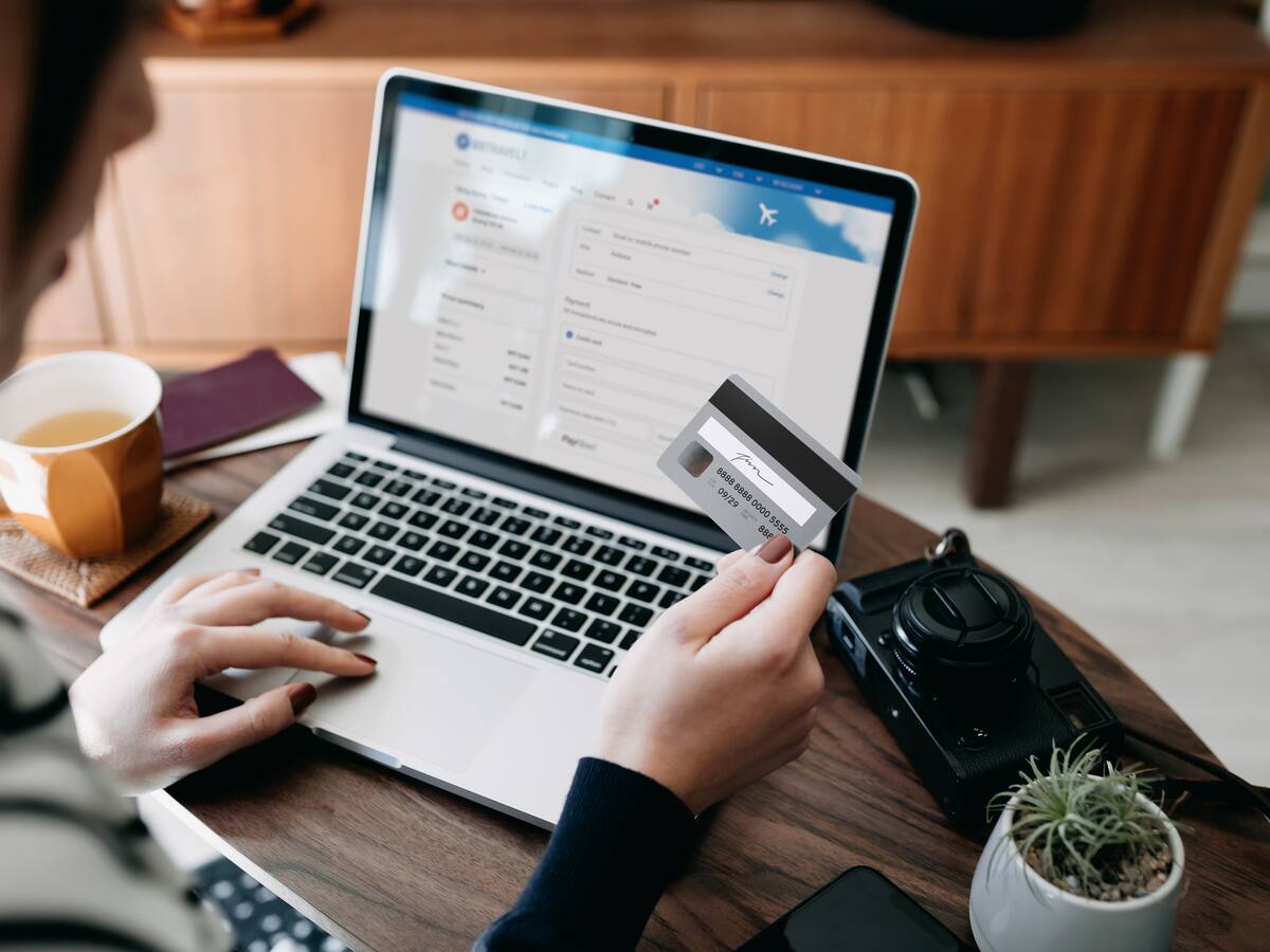 Bancos bajan tasas de interés de tarjetas de crédito, ¿es hora de endeudarse?