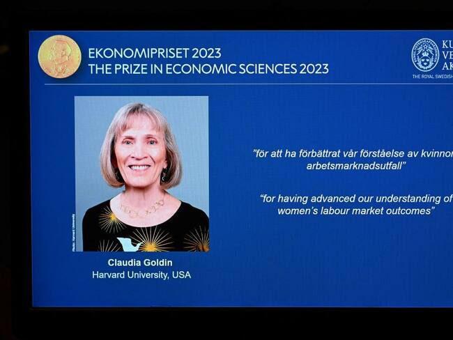 La participación de mujeres en el mercado se afecta por su permanencia en el hogar: Claudia Goldin