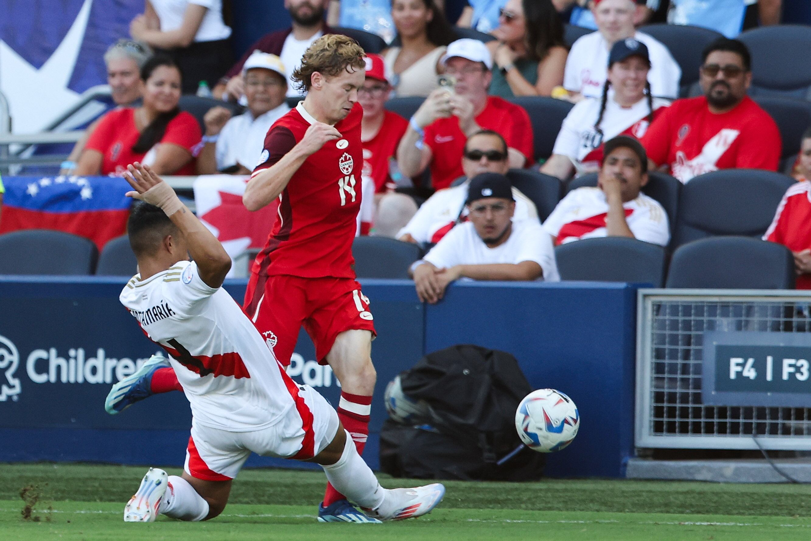 Kansas City (United States), 25/06/2024.- Peru defender Anderson Santamar'Äôa (L) challenges Canada forward Jacob Shaffelburg (R) during the second half of the CONMEBOL Copa America 2024 group A match between Peru and Canada, in Kansas City, Kansas, USA, 25 June 2024. EFE/EPA/WILLIAM PURNELL