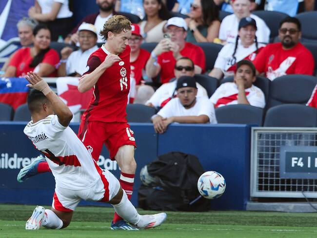 Kansas City (United States), 25/06/2024.- Peru defender Anderson Santamar'Äôa (L) challenges Canada forward Jacob Shaffelburg (R) during the second half of the CONMEBOL Copa America 2024 group A match between Peru and Canada, in Kansas City, Kansas, USA, 25 June 2024. EFE/EPA/WILLIAM PURNELL