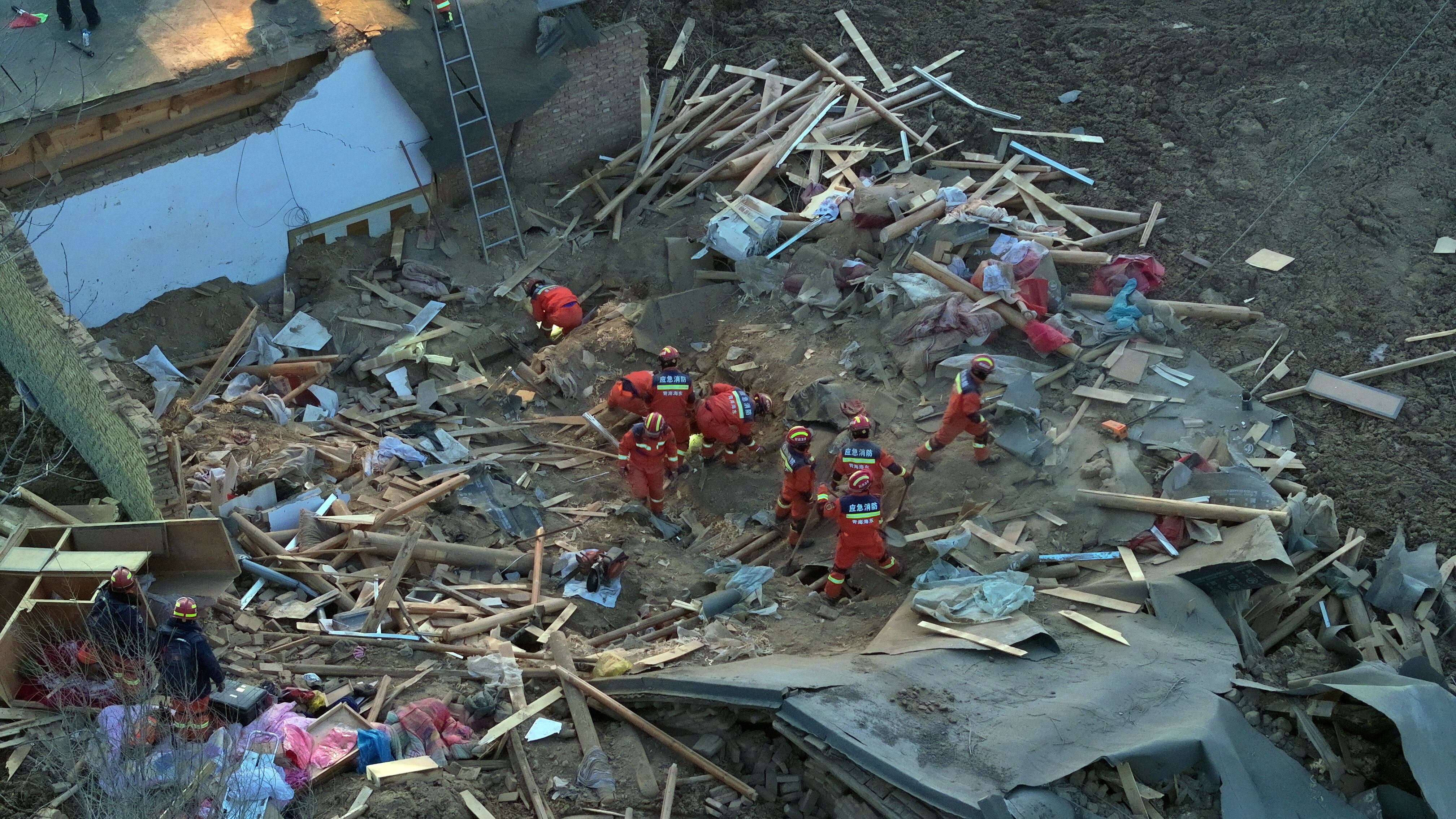 Haidong (China), 18/12/2023.- Rescuers at the scene in Caotan Village of Minhe Hui and Tu Autonomous County in Haidong City, northwest China's Qinghai Province, following an earthquake 19 December 2023. Eleven people have been confirmed dead in northwest China's Qinghai Province, after a 6.2-magnitude earthquake jolted the neighboring Gansu Province late Monday evening killing over 100, according to local authorities. (Terremoto/sismo) EFE/EPA/XINHUA / Zhang Hongxiang CHINA OUT / UK AND IRELAND OUT / MANDATORY CREDIT EDITORIAL USE ONLY EDITORIAL USE ONLY